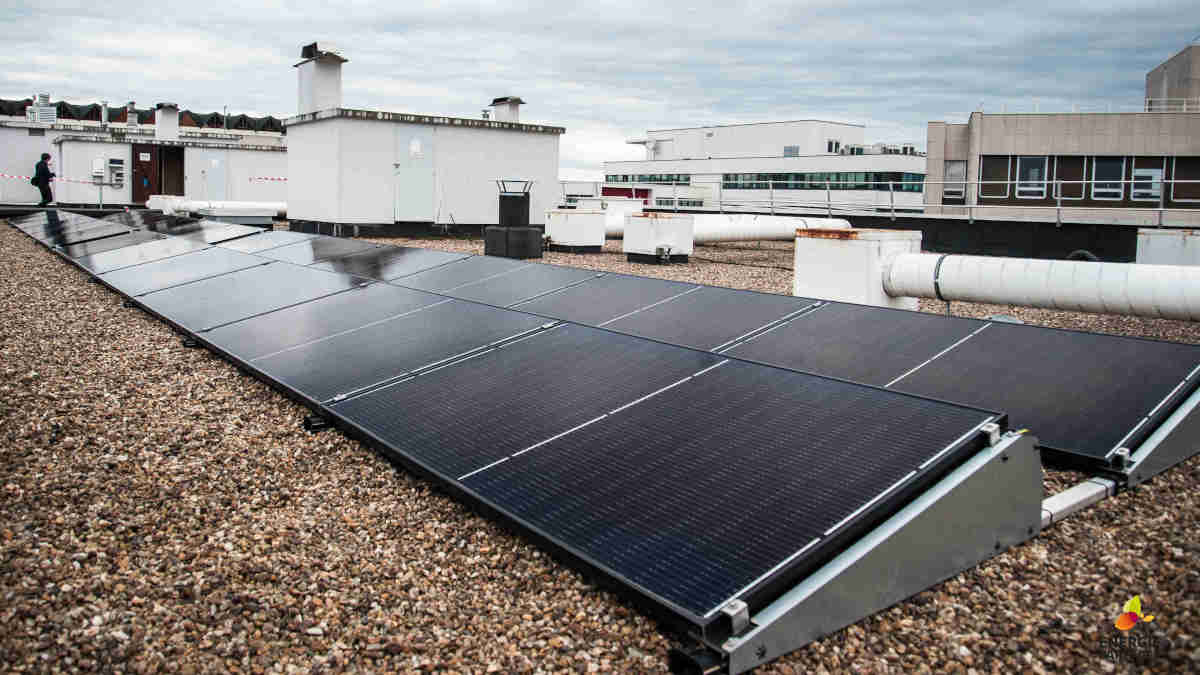 Panneaux photovoltaique citoyens sur le toit d'un immeuble à Velpeau
